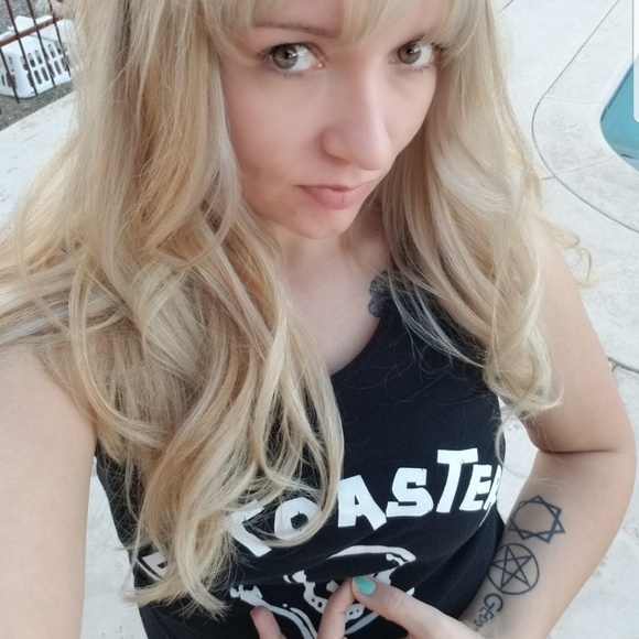 Meet your Posh Ambassador, Alyssa π€ - Picture 1 of 8